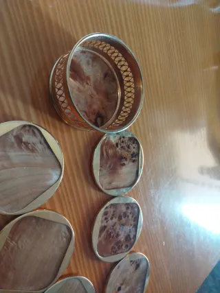 Set di sottobicchieri in legno e metallo antichi