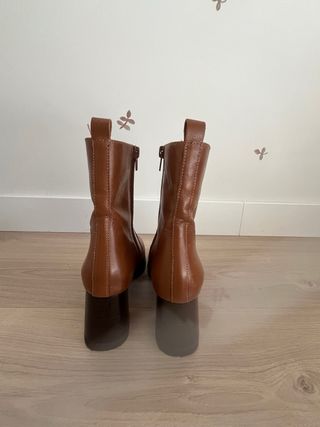 Botines marrones.
