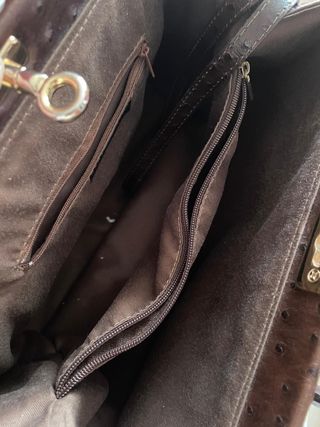 Bolso de cuero marrón con textura