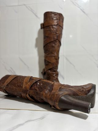 Stivali al ginocchio marroni con cinturini