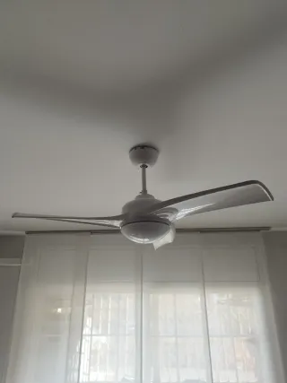 Ventilador de techo blanco con luz