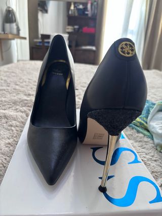 Zapatos de tacón Guess negros y dorados