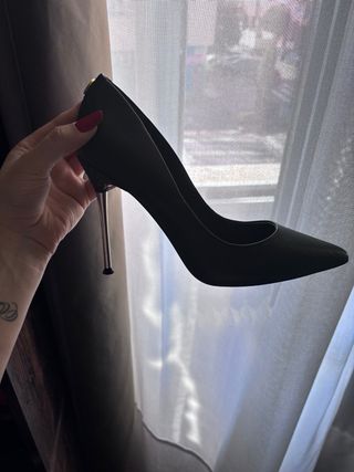 Zapatos de tacón Guess negros y dorados