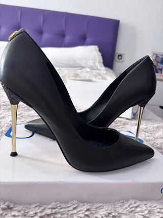 Zapatos de tacón Guess negros y dorados