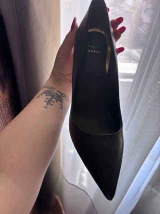 Zapatos de tacón Guess negros y dorados