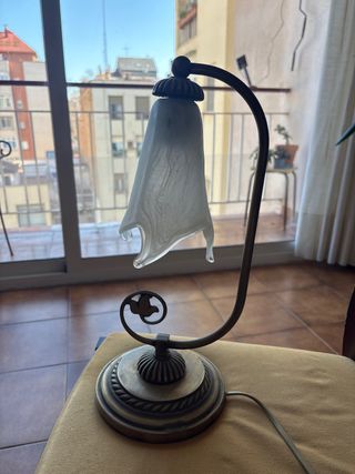 Lámpara de mesa dorada y transparente