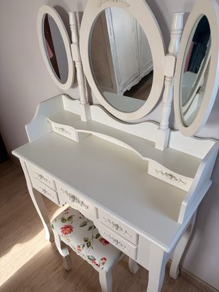 Tocador blanco con espejo y taburete