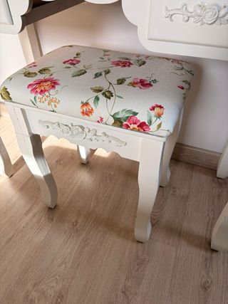 Tocador blanco con espejo y taburete