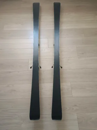 Esquís Atomic con fijaciones