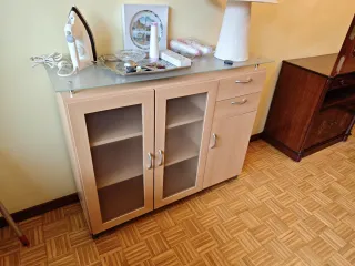 Mueble madera y cristal