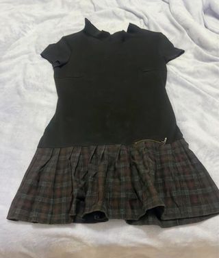 Vestido negro con falda escocesa
