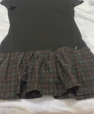 Vestido negro con falda escocesa
