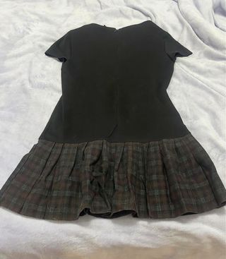 Vestido negro con falda escocesa