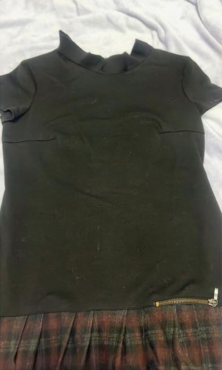 Vestido negro con falda escocesa