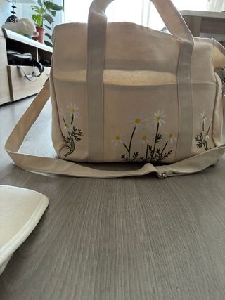 Bolso de tela con flores bordadas