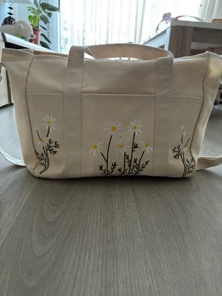 Bolso de tela con flores bordadas