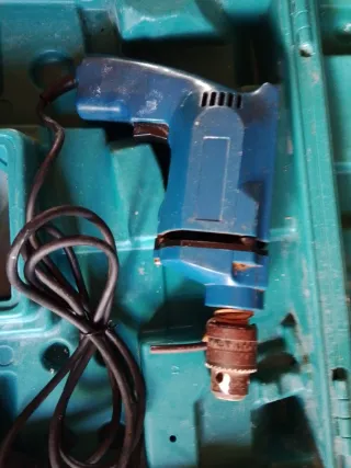 Taladro eléctrico con maletín.muy potente
