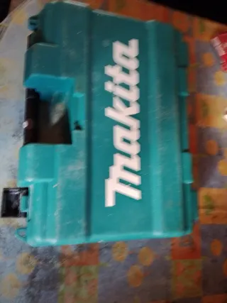 Taladro eléctrico con maletín.muy potente