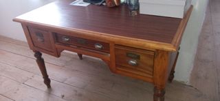 Escritorio de madera con cajones