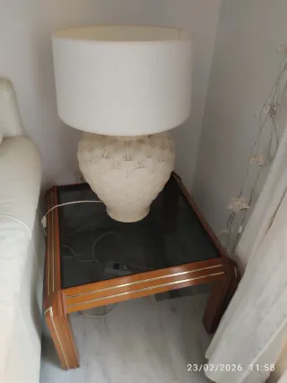 Mesita auxiliar y lámpara de mesa