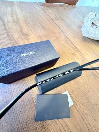 Gafas de sol Prada negras y plateadas