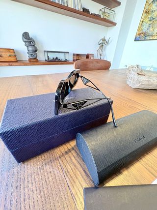 Gafas de sol Prada negras y plateadas