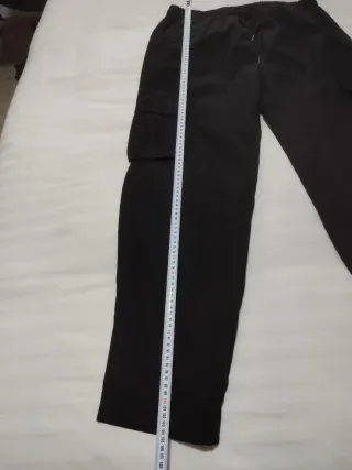 Pantalón negro cargo con bolsillos