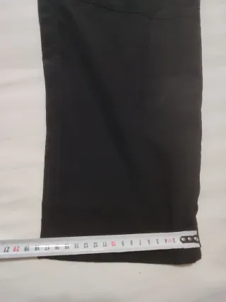 Pantalón negro cargo con bolsillos