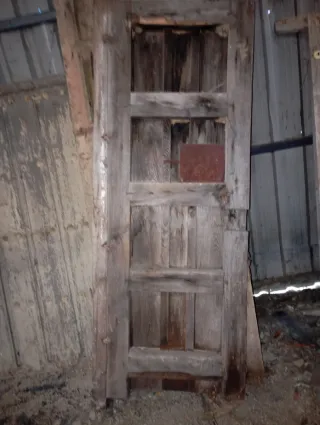 🇪🇸Puerta madera antigua con clavos y cerradura