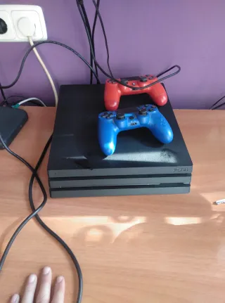 PS4 Pro Negra + 2 Mandos (Rojo y Azul)