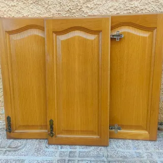 Vendo trece puertas de cocina de madera y cajonera