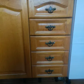 Vendo trece puertas de cocina de madera y cajonera