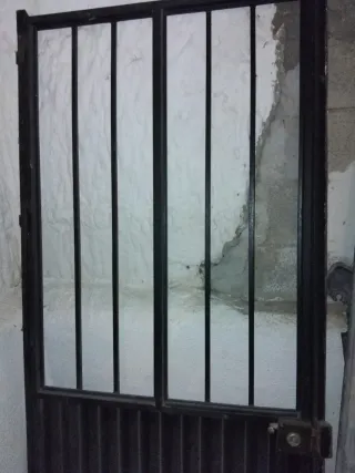 Puerta de hierro con rejas