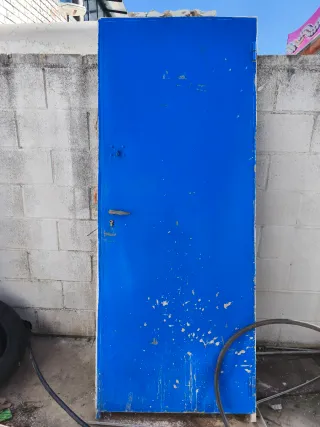 Puerta de hierro azul