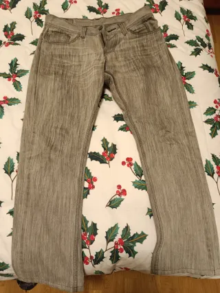 Pantalones Levi's grises usados.