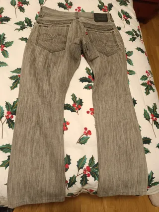 Pantalones Levi's grises usados.