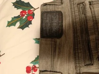 Pantalones Levi's grises usados.