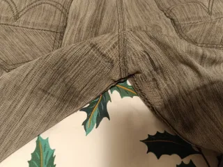 Pantalones Levi's grises usados.