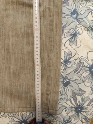 Pantalones Levi's grises usados.