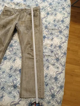 Pantalones Levi's grises usados.