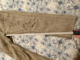 Pantalones Levi's grises usados.