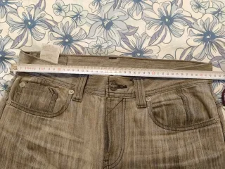Pantalones Levi's grises usados.