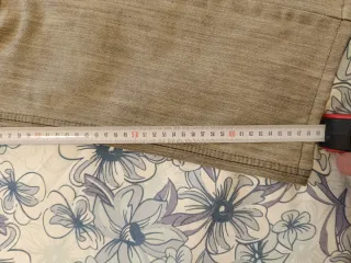 Pantalones Levi's grises usados.