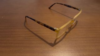 Gafas de pasta amarillas y marrones