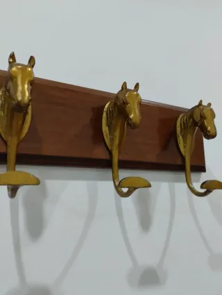 Appendiabiti da parete con teste di cavallo