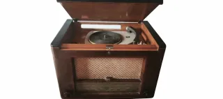 Radio antigua con Tocadiscos años 50