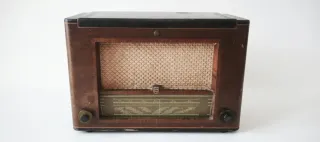 Radio antigua con Tocadiscos años 50