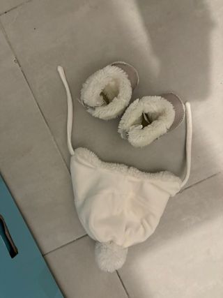 Gorro okaidi y Botitas de Bebé grises hm 0-6 meses