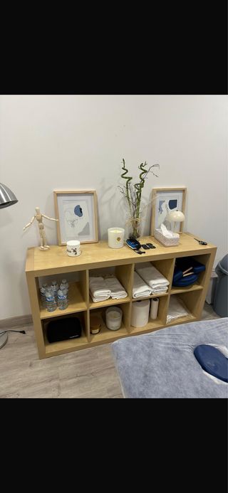 Estantería de madera con compartimentos