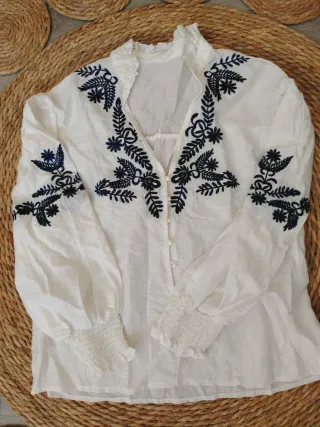 Camisa blanca bordada talla XS